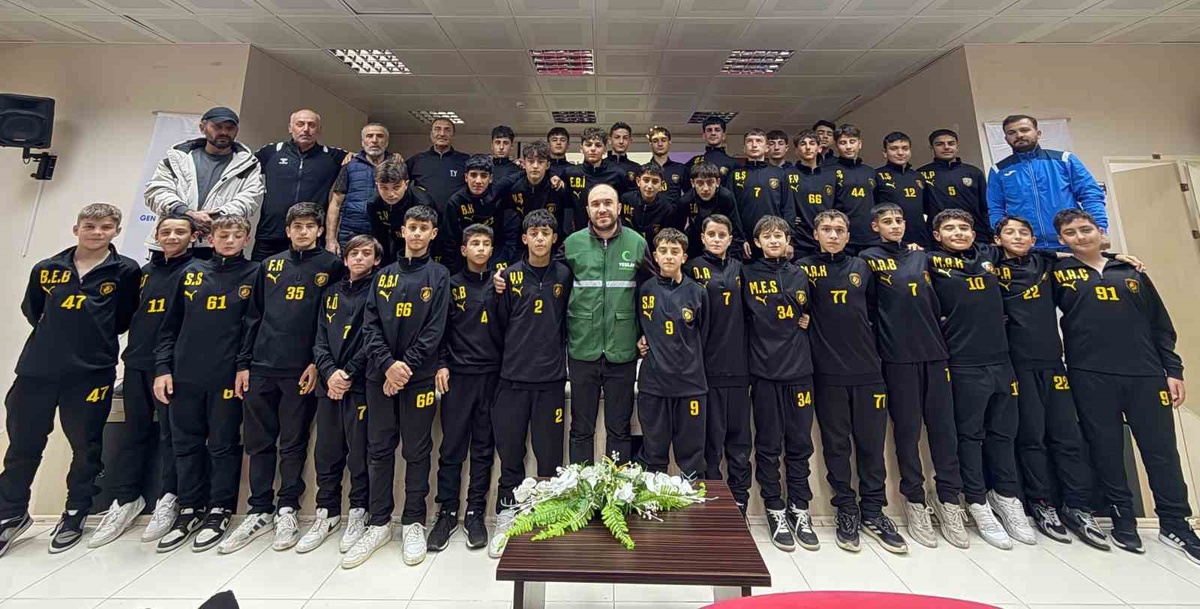 Yeşilay ve TFF, Bayburt\'ta İmam Hatip sporcularına bağımlılık eğitimi düzenledi.