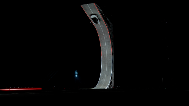 Yollar ona yetmedi! Elon Musk uçan Tesla'yı tanıttı