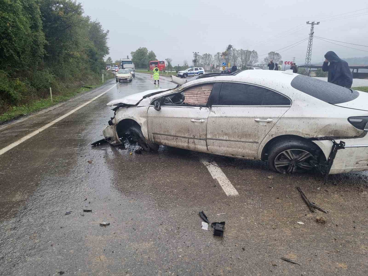 Zonguldak Çaycuma\'da bariyerlere çarpan otomobilin sürücüsü hastaneye kaldırıldı