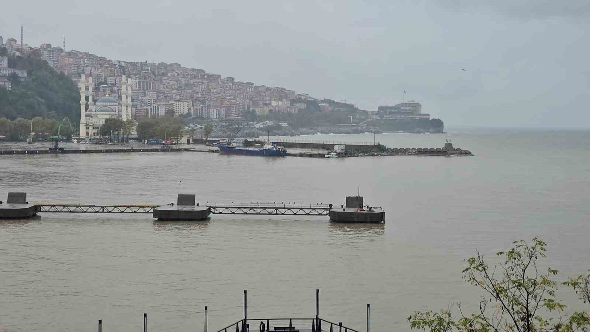 Zonguldak Limanı\'nda yağış sonrası çamurlu su sarı ve kahverengi görüntü oluşturdu