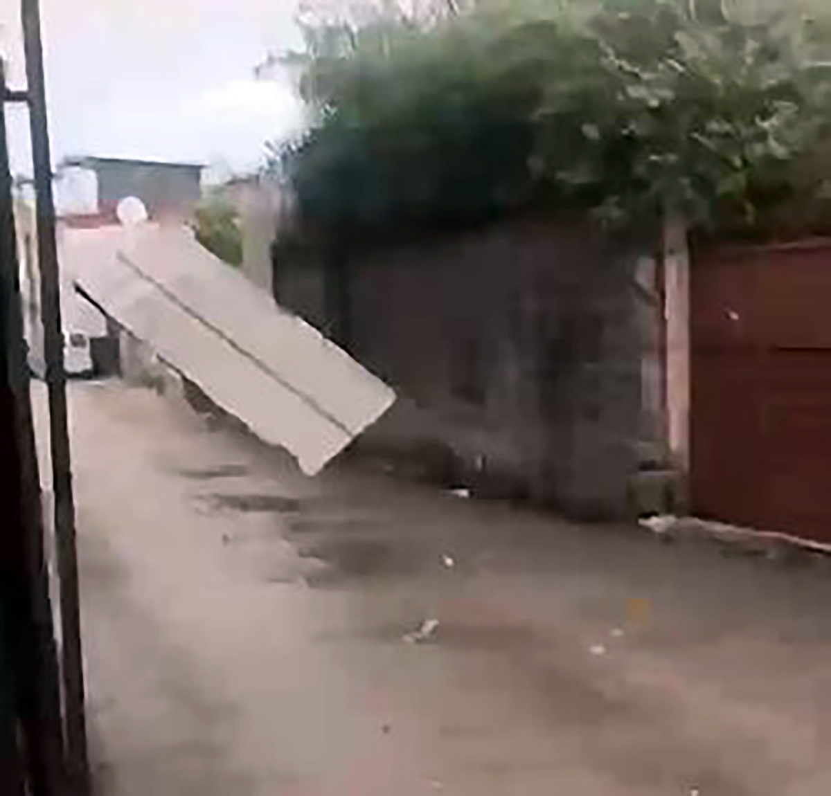 Adana Yüreğir\'de sağanak ve fırtına prefabrik ev çatılarını söktü, hortum kaydedildi
