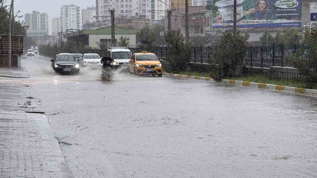 Adana\'da kısa süreli sağanak, Sarıçam ve Yüreğir\'de yolları göle çevirdi