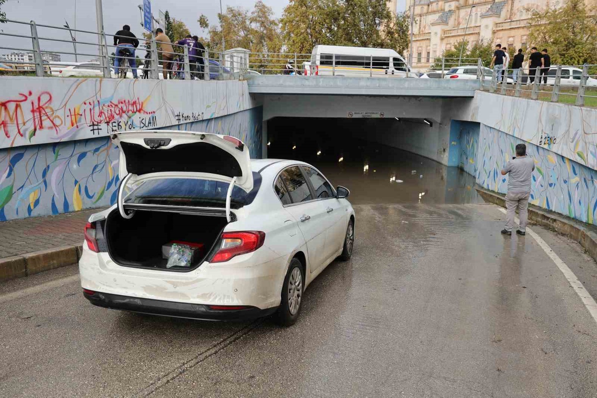 Adana\'da sağanakta alt geçitte suya gömülen otomobildeki sürücü ve 2 çocuk kurtarıldı