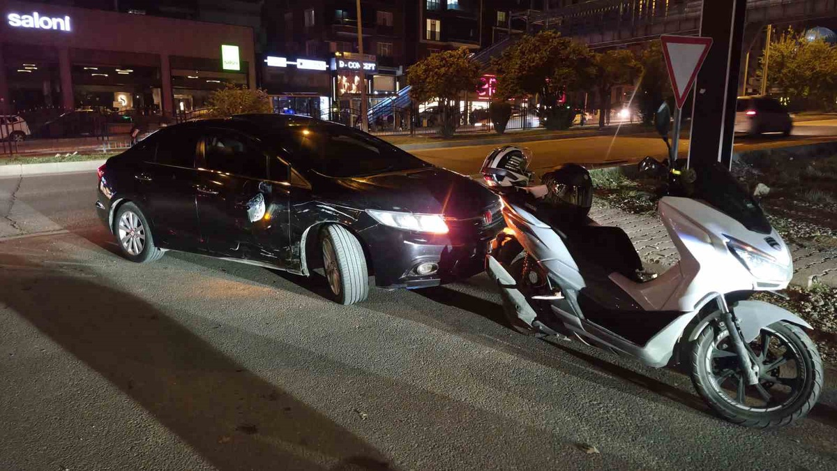 Adıyaman\'da kavşak yakınında motosiklet ile otomobil çarpıştı, 1 kişi yaralandı