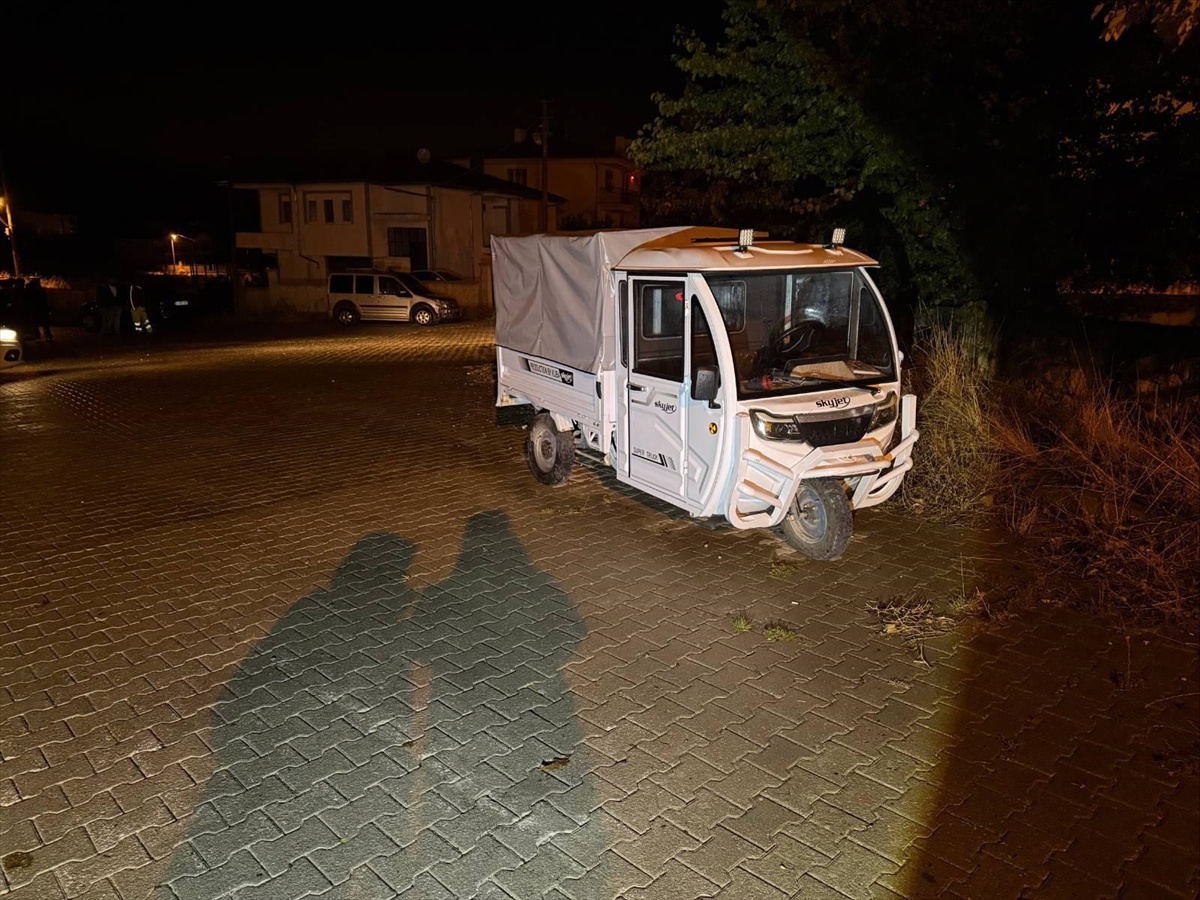 Afyonkarahisar Bolvadin\'de hafif ticari araç motosikletle çarpıştı, 7 yaralı