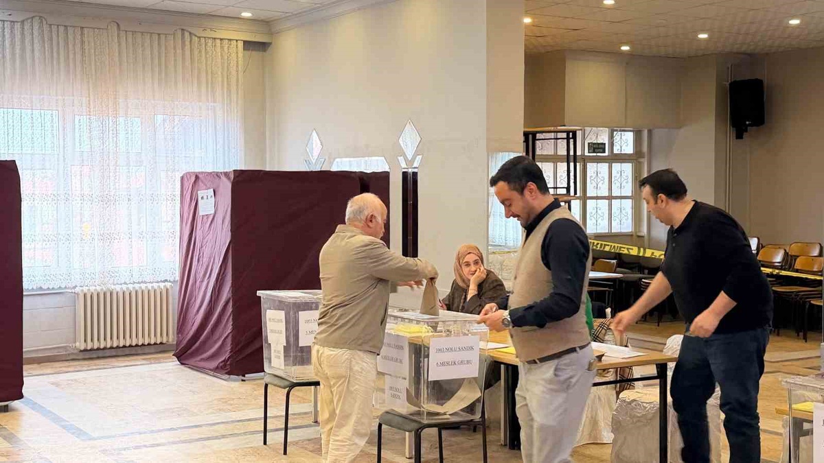 Bolvadin\'de TSO seçiminde 620 üye Öğretmenevi\'nde 8 komite için oy vermeye başladı