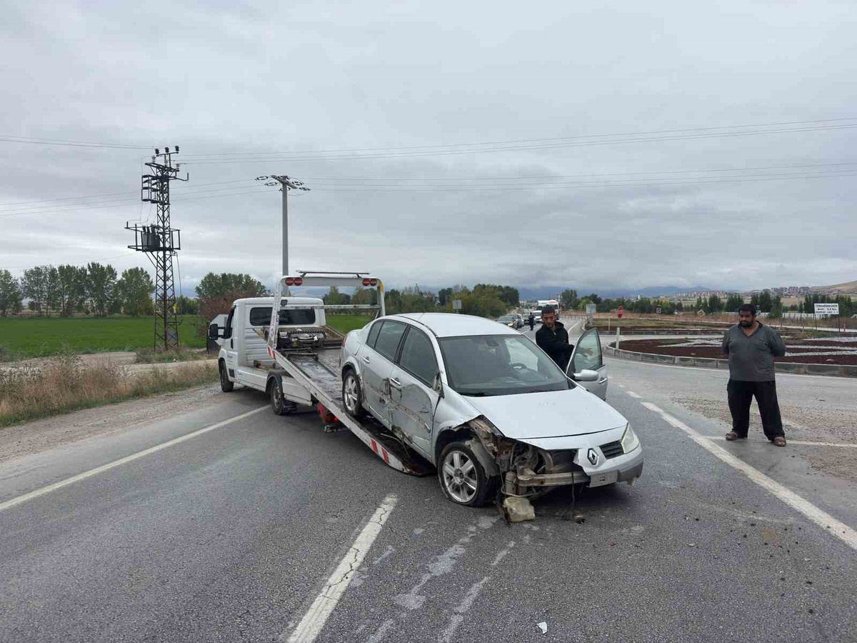 Kontrolden çıkan otomobil Emirdağ\'da refüje girdi, sürücü hafif yaralandı