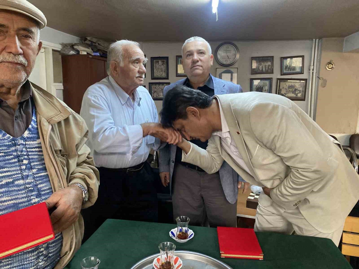 Alaşehir Kahveciler Odası töreninde 55 yıllık kahveci ve genç esnafa plaket verildi