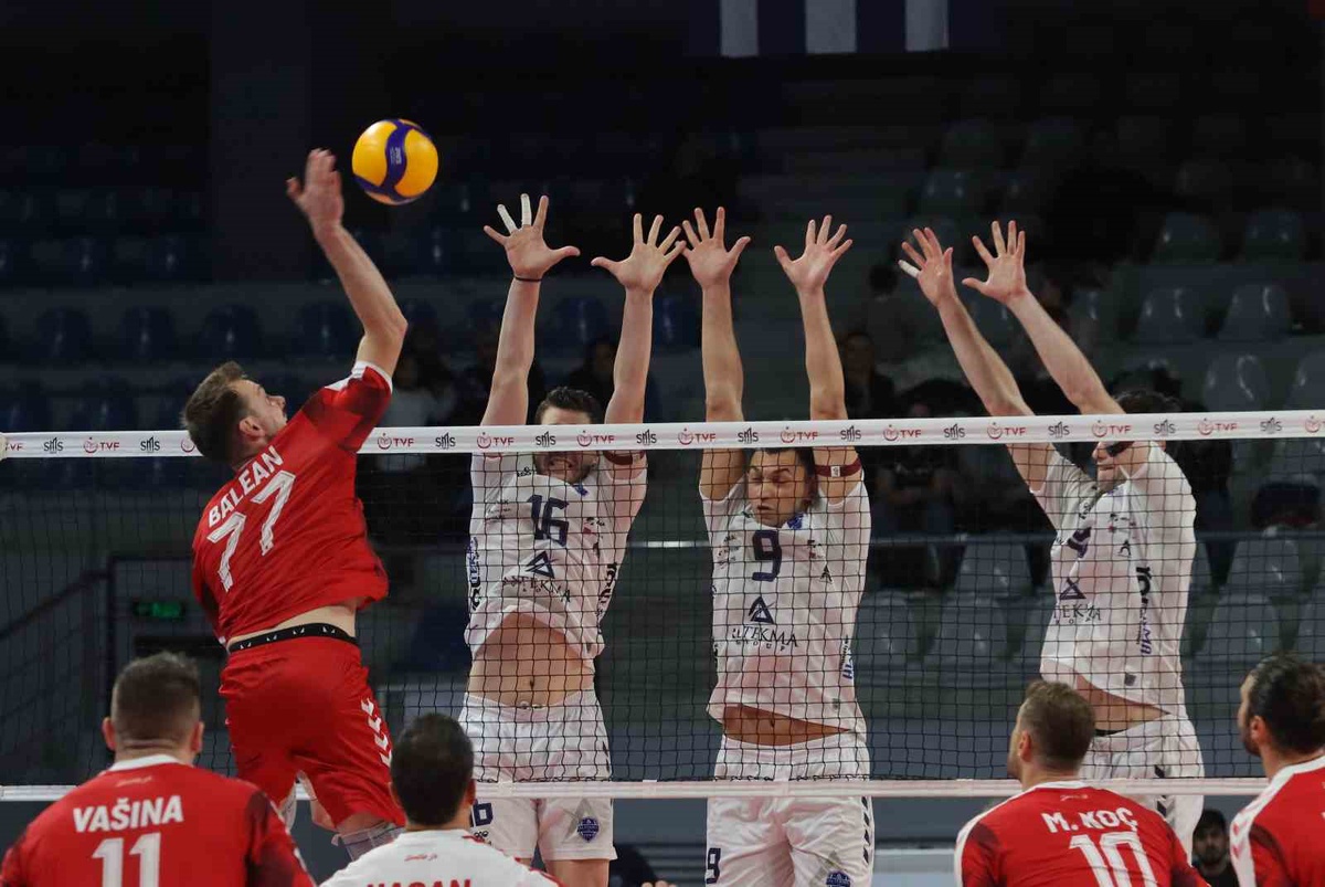 Altekma, Efeler Ligi\'ne Spor Toto\'yu 3-2 yenerek galibiyetle başladı