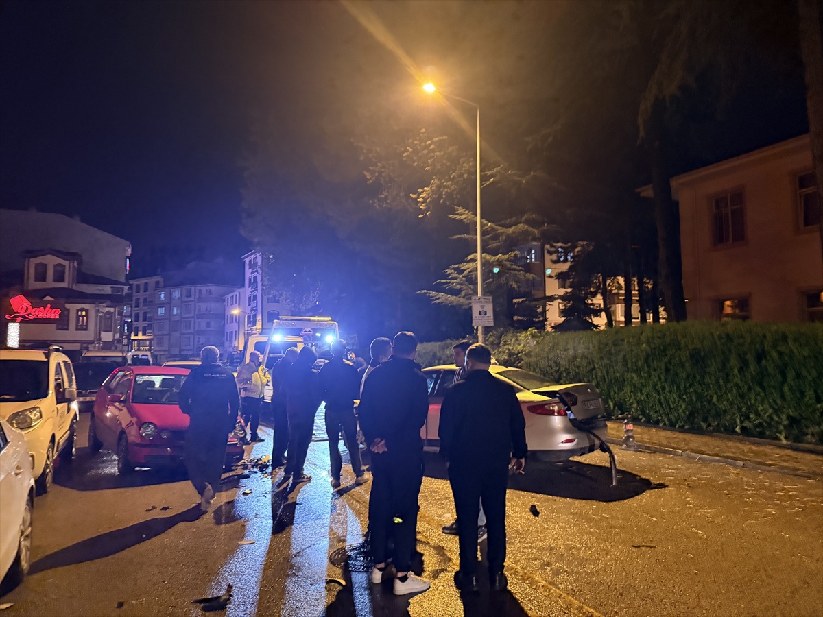 Ankara Çubuk\'ta iki otomobil çarpıştı, 2 yaralı hastaneye kaldırıldı