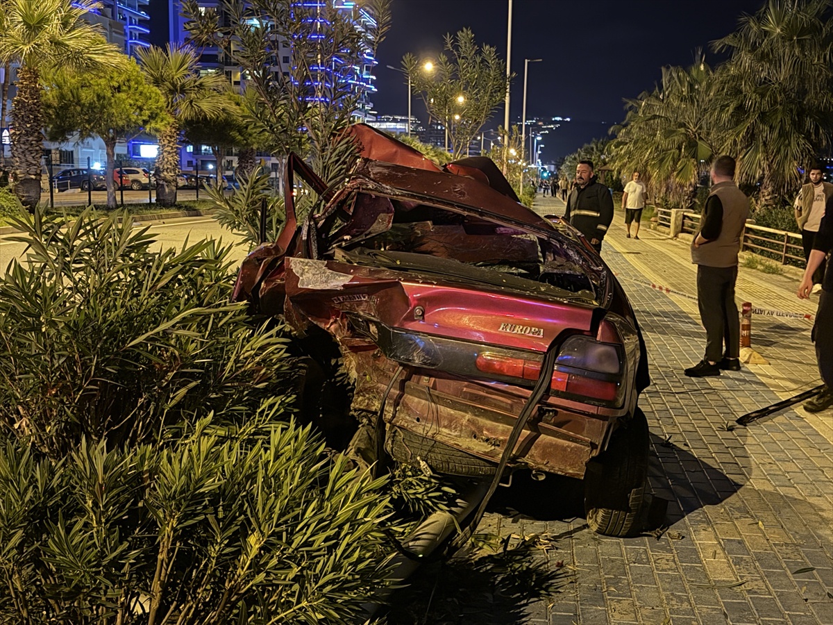 Antalya Alanya Mahmutlar\'da iki otomobil çarpıştı, 2 yaralıdan biri ciddiyetini koruyor