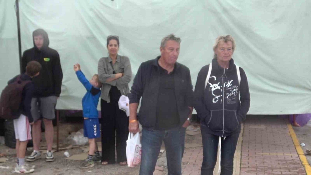 Antalya\'da ani rüzgar Sosyete pazarında tenteleri devirdi, esnaf ürünleri topladı
