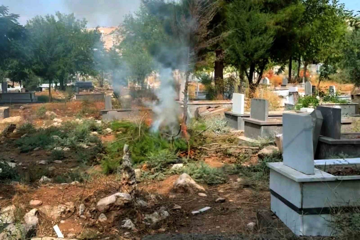 Araban Köklüce\'de bakımsız mezarlığı mahalleli imeceyle temizledi