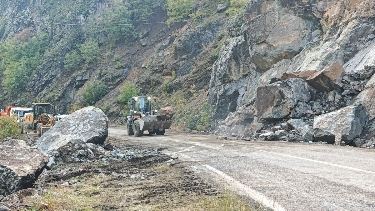 Artvin Şavşat\'ta heyelanla kapanan köy yolunu Karayolları açmaya çalışıyor