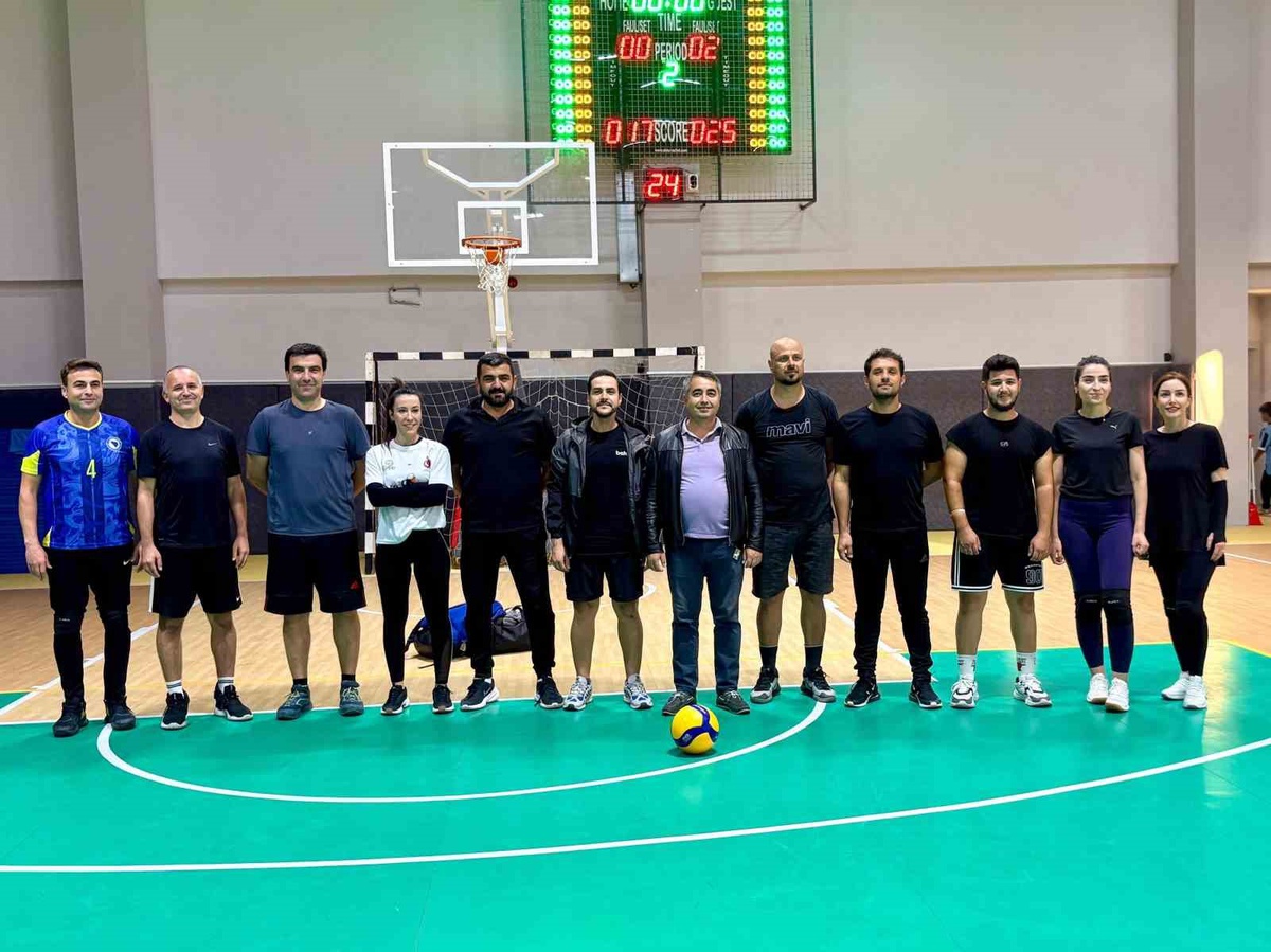 Aydın Koçarlı\'da voleybol turnuvasını İlçe Milli Eğitim Müdürlüğü takımı kazandı