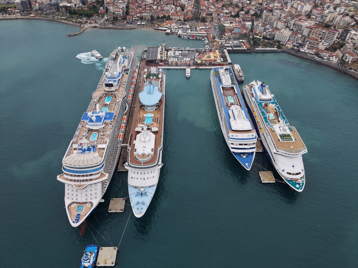 Kuşadası\'na gelen 7 bin 594 turistin bir kısmı Efes\'i, kalanı çarşıyı tercih etti