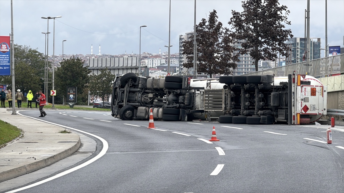Bakırköy Florya\'da devrilen LNG tankerinin sürücüsü yaralandı, cadde kapatıldı