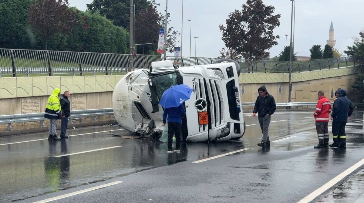 Dolu LNG tankeri Bakırköy\'de virajı alamayınca devrildi, sürücü yaralandı