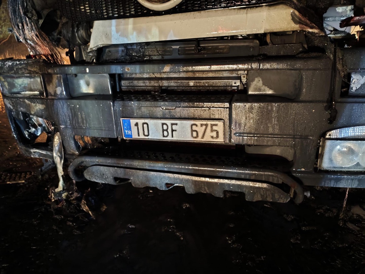 Balıkesir Havran\'da yolda alev alan kamyon tamamen yanarak kullanılamaz hale geldi