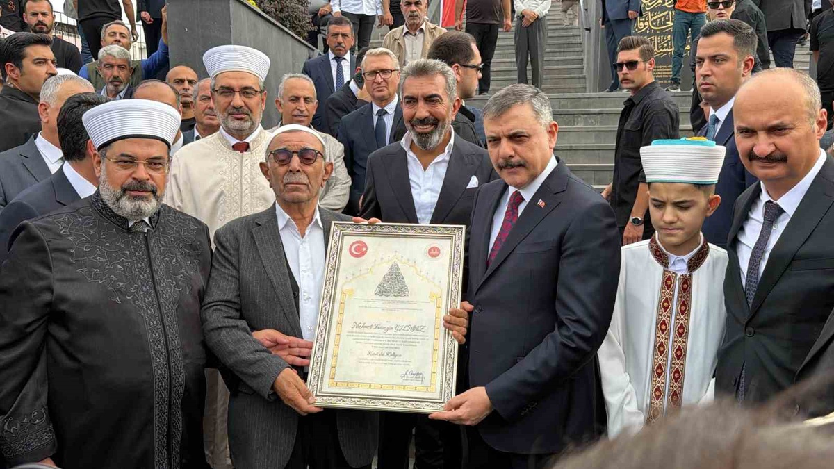 Bakan Çiftçi, Batman\'da Kardeşlik Külliyesi Camisi\'nin açılışında öğle namazı kıldı