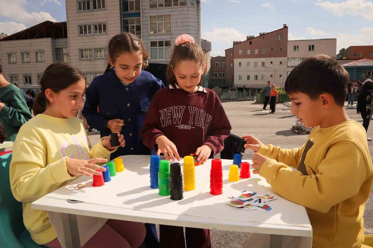 Bayburt\'ta Cumhuriyet İlkokulu öğrencileri geleneksel oyunlarla buluştu