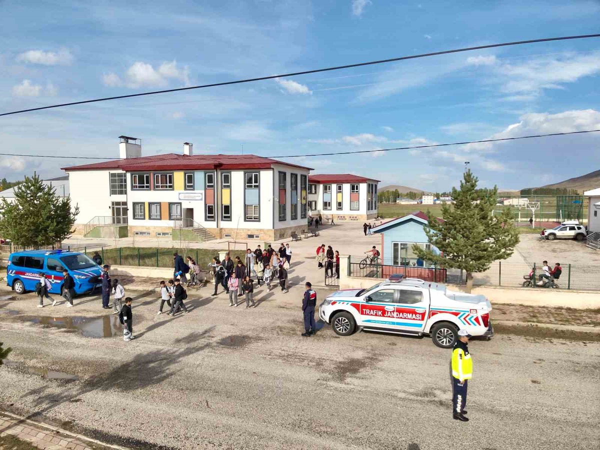 Bayburt Demirözü\'ndeki Gökçedere\'de jandarma okul giriş çıkışında devriye yaptı