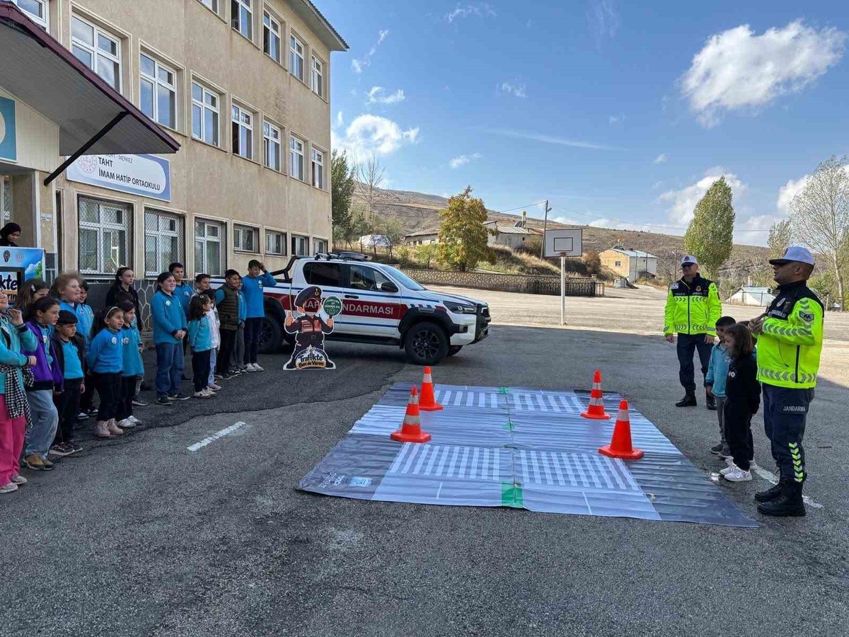 Bayburt\'ta jandarma, \'Trafikte Ben de Varım\' projesinde öğrencilere güvenliği anlattı