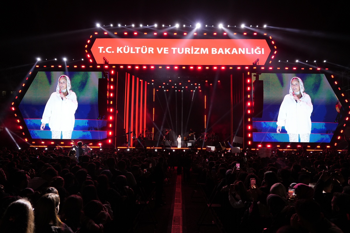 Bengü, Diyarbakır\'daki festivalde Nevruz Park\'ı dolduran hayranlarıyla buluştu