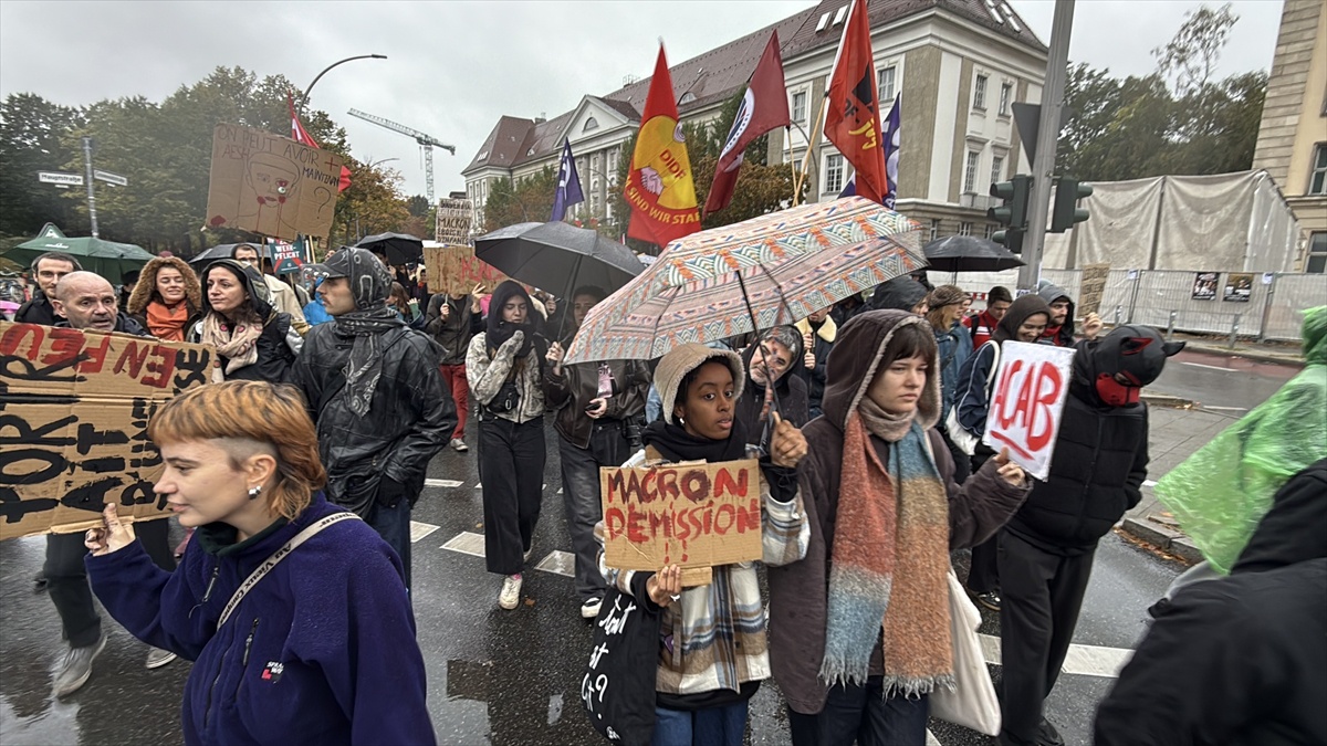 Berlin\'de yaklaşık 300 öğrenci Fransız Lisesine eğitim kesintilerine karşı yürüdü