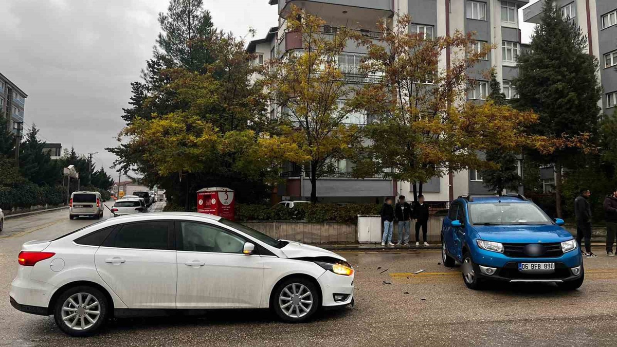 Beypazarı\'nda kontrolsüz kavşakta iki otomobil çarpıştı, kız çocuk gözetimde