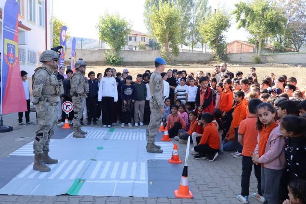 Bozüyük\'te jandarma yaklaşık 300 öğrenciye trafik ve güvenlik eğitimi verdi