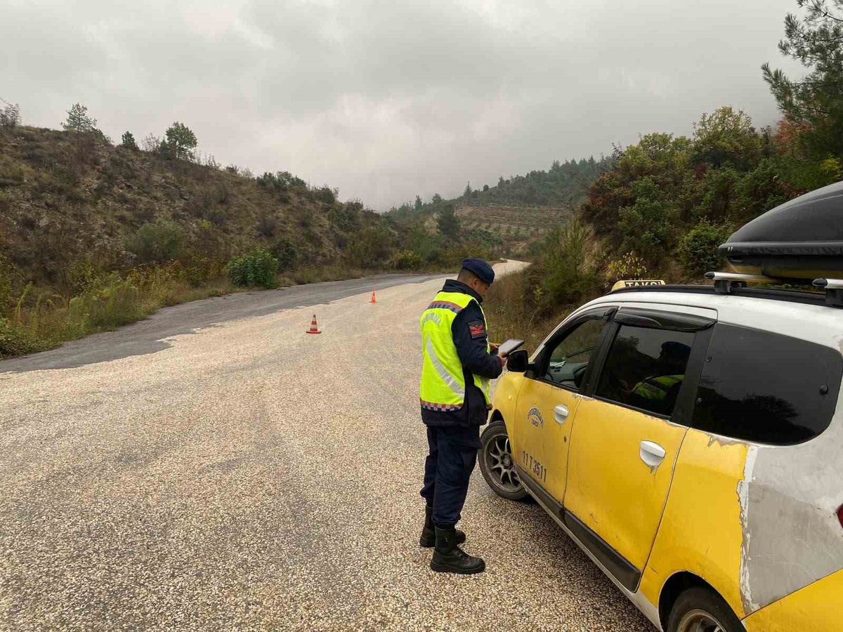 Bilecik\'te 20 noktada denetim yapan jandarma, aranan 4 şahsı yakaladı
