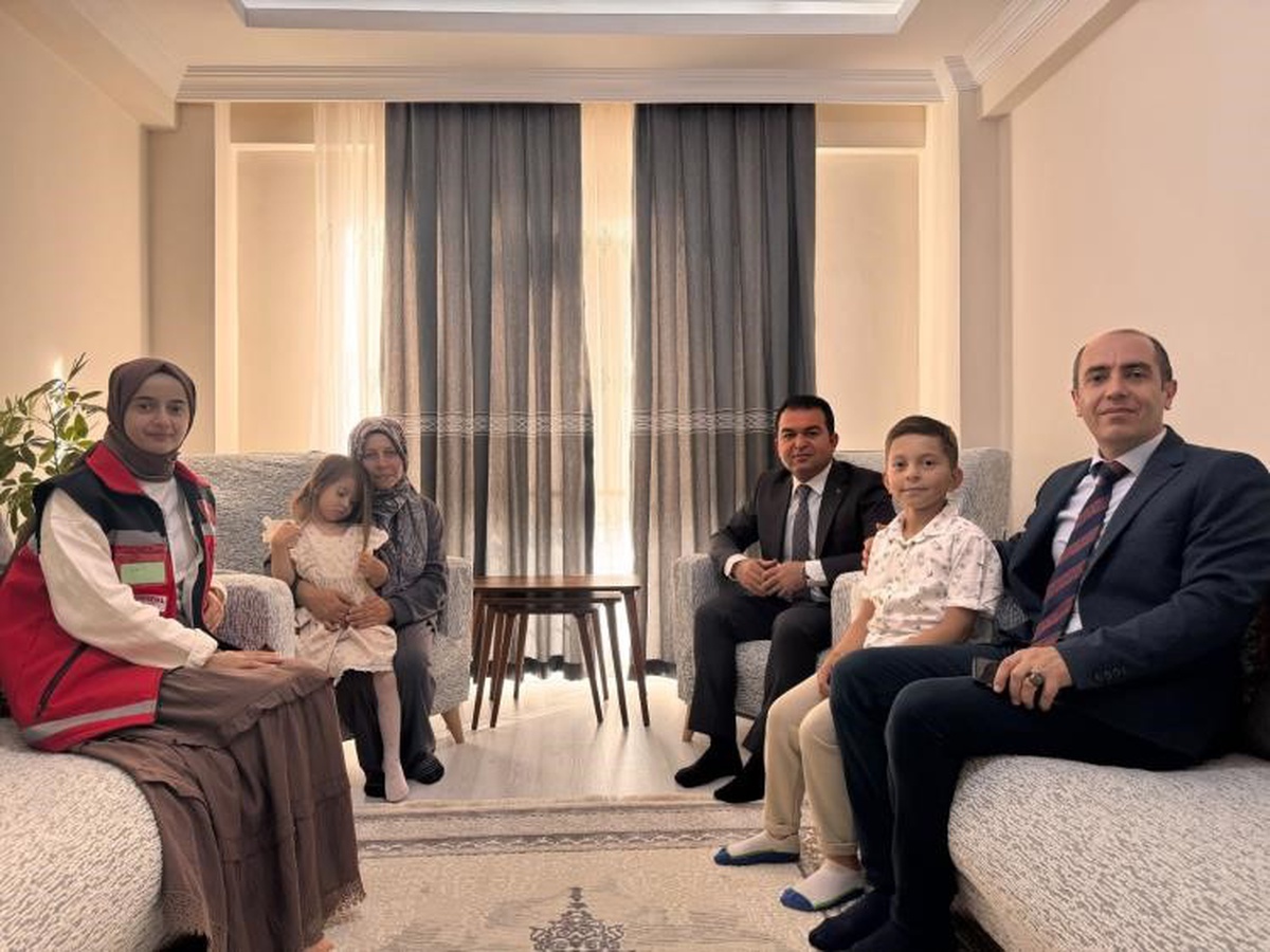 Bilecik\'te işitme engelli Ali\'ye İşitme Engelliler Haftası\'nda ev ziyareti yapıldı