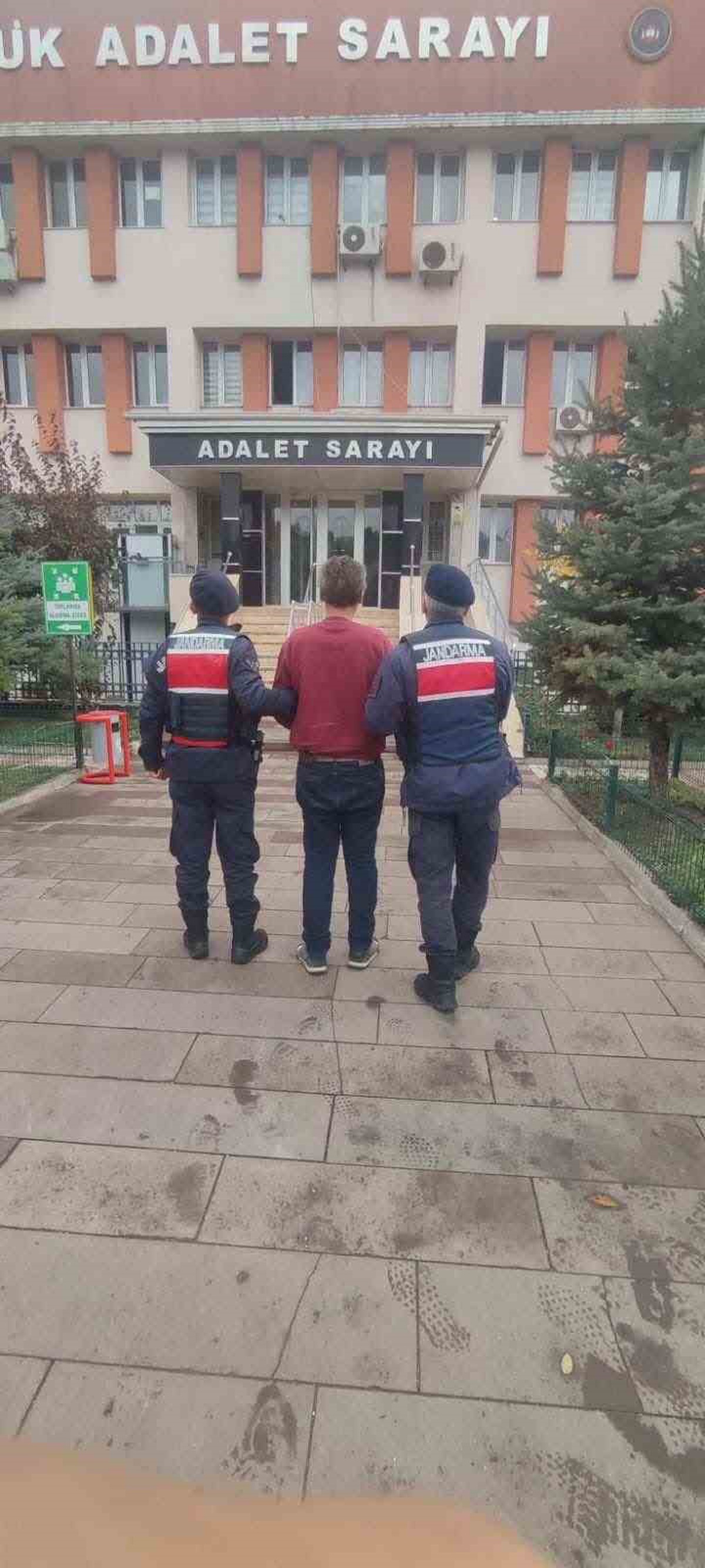 Jandarma, Bilecik\'te sahtecilikten aranan şahsı 2 yıl 1 ay hapisle tutukladı