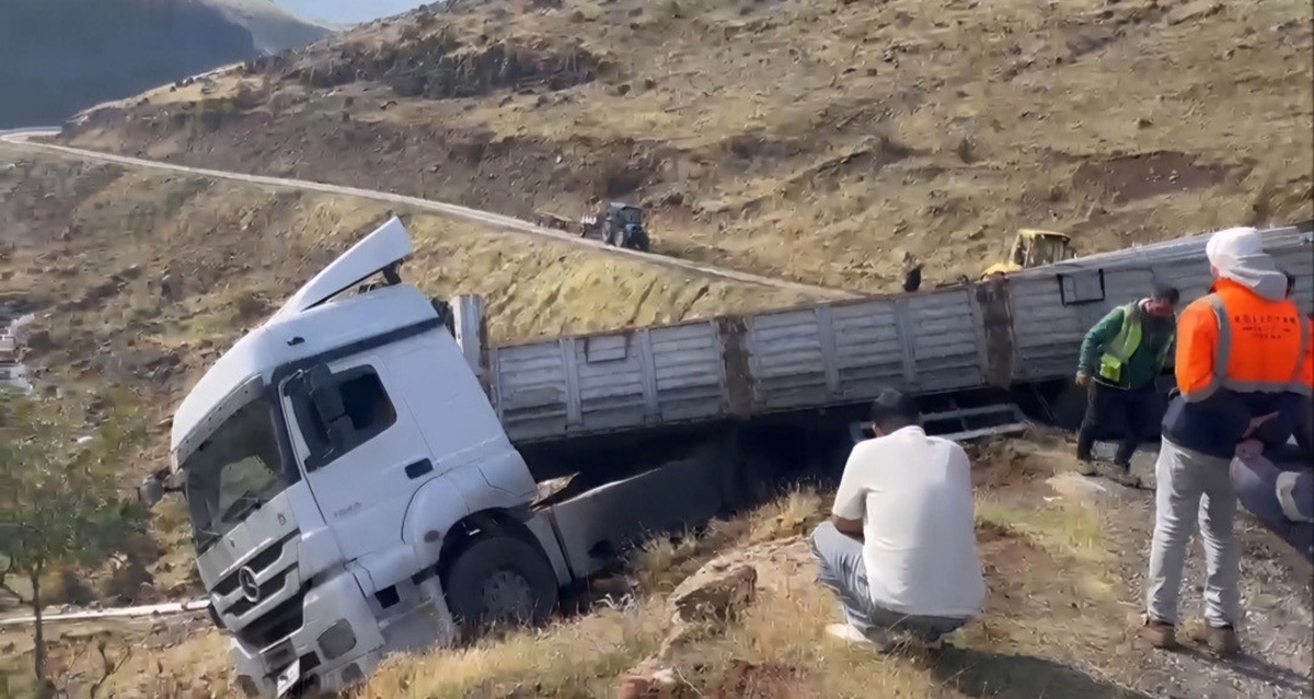 Bingöl Solhan\'da malzeme yüklü tır geri kayarak uçurum kenarında askıda kaldı