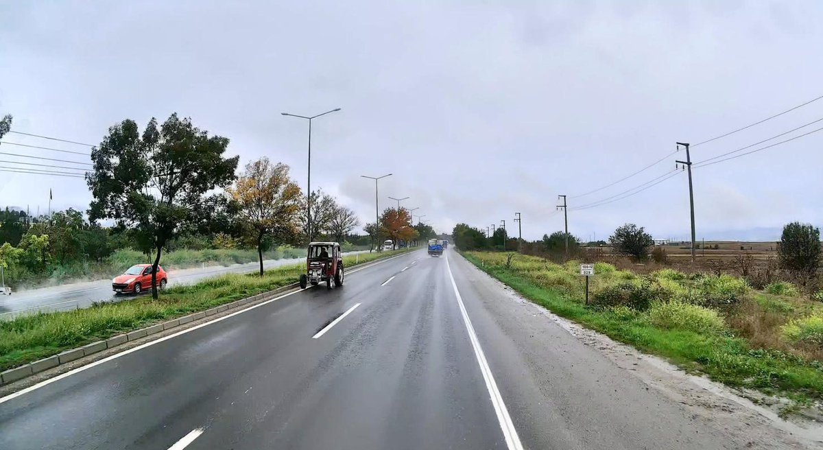 Bolu\'da ters şeride giren traktör, D-100\'de İstanbul yönündeki trafiği tehlikeye attı