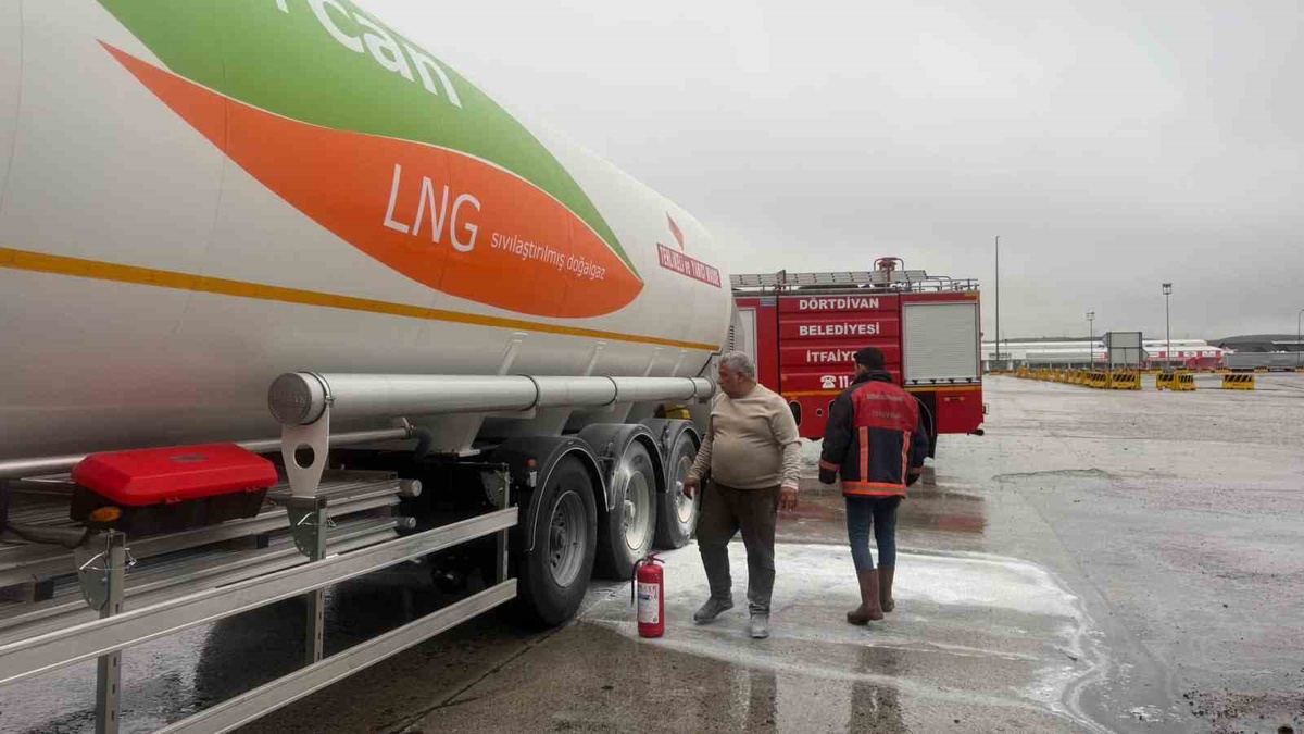 Bolu\'da LPG yüklü tırın lastik yangını jandarma müdahalesiyle kontrol altına alındı