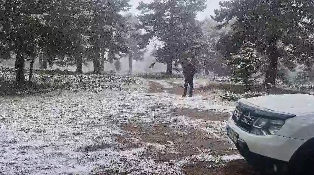 Bozüyük\'te mevsimin ilk karı yüksek kesimleri beyaza bürüdü, kampçılar geri döndü