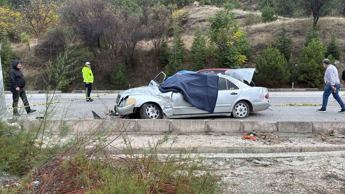 Burdur-Antalya yolunda otomobil takla attı, sürücü öldü, 4 kişi yaralandı