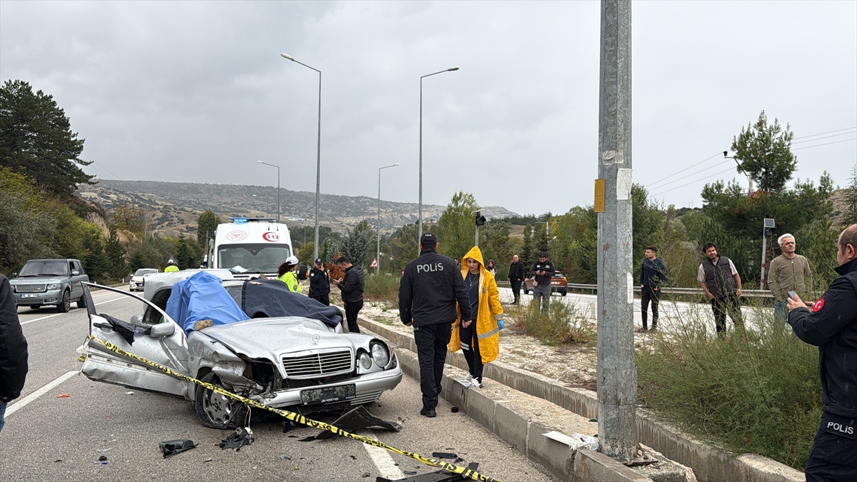 Burdur Kurna Kavşağı\'nda otomobil devrildi, sürücü yaşamını yitirdi, 4 yaralı var