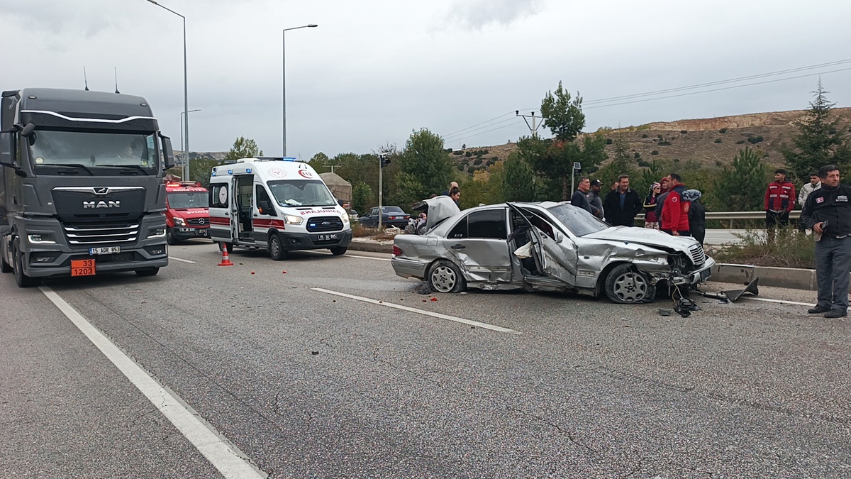 Burdur\'da düğüne gidenlerin otomobili bariyere çarptı, 1 ölü, 4 yaralı