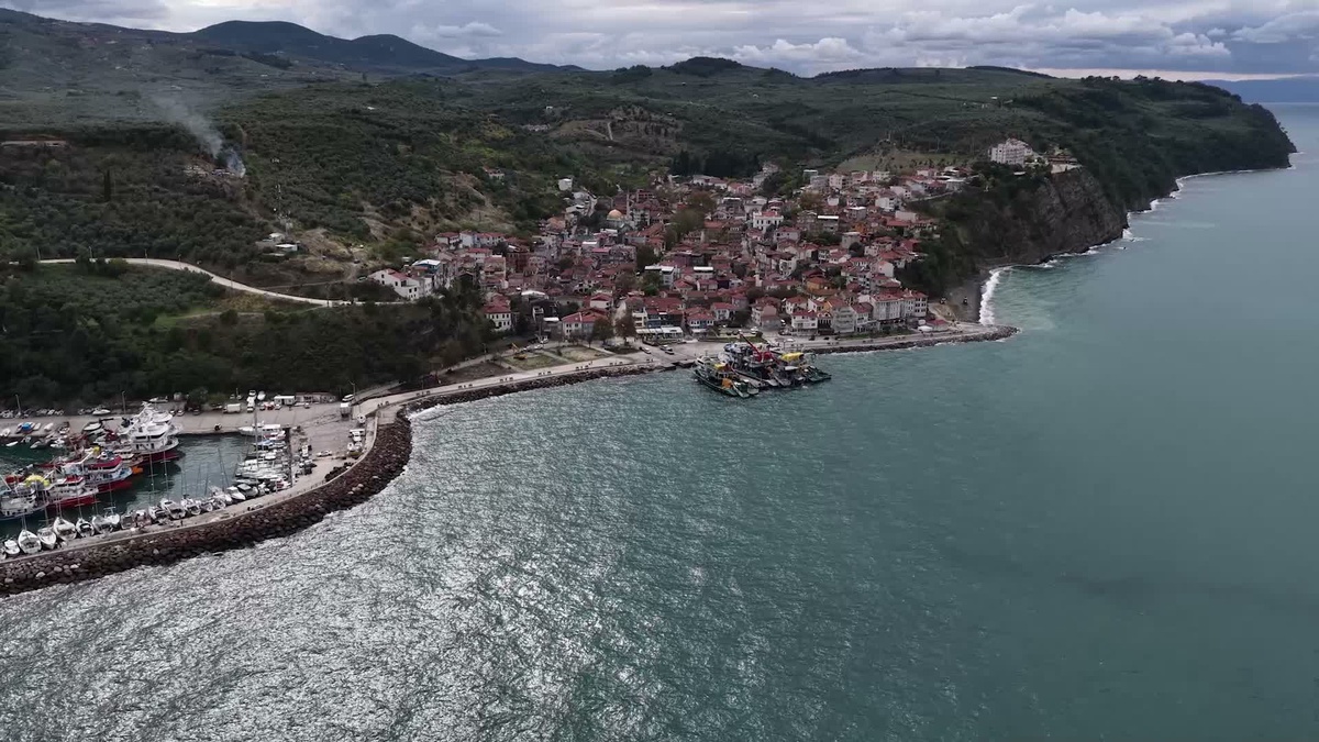 Bursa Büyükşehir Belediyesi, Mudanya Tirilye sahilinde yağış sonrası temizlik yaptı