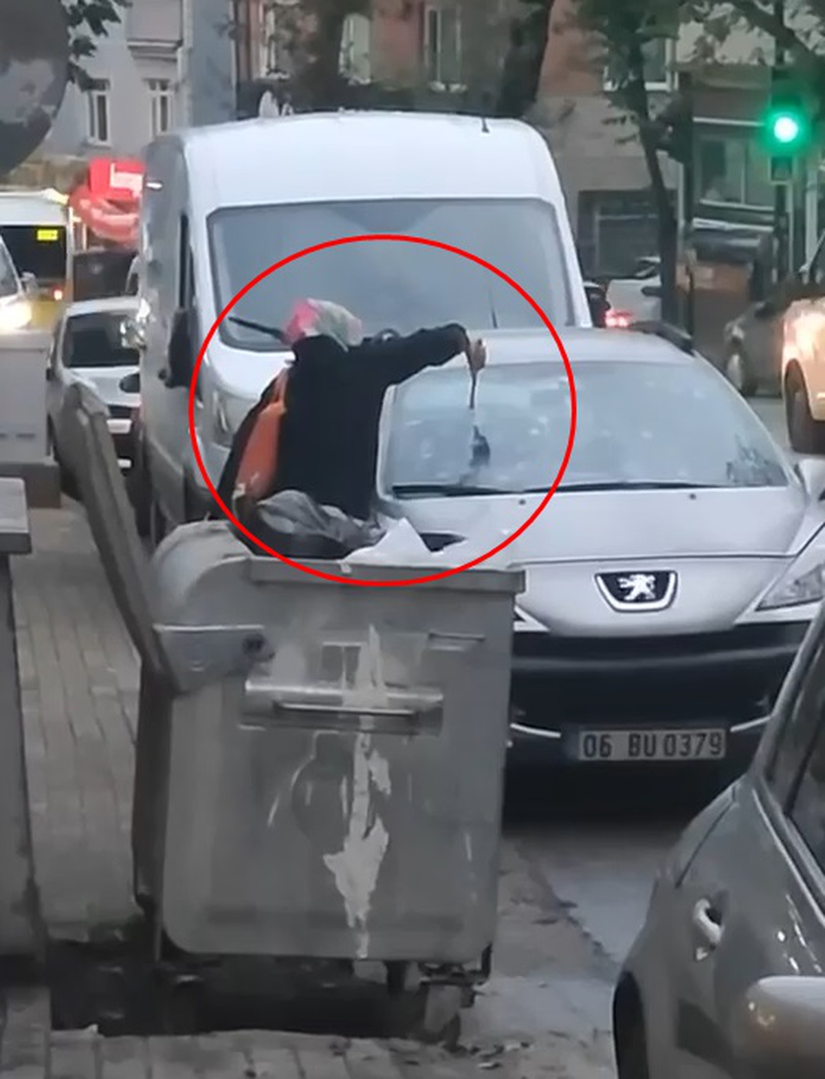 Bursa\'da kadın, eşine ait olduğu öne sürülen otomobilin ön camını çekiçle kırdı