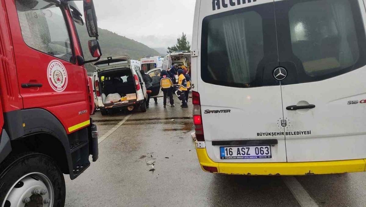 Bursa\'da minibüs otomobille çarpıştı: 1 ölü, 10 yaralı
