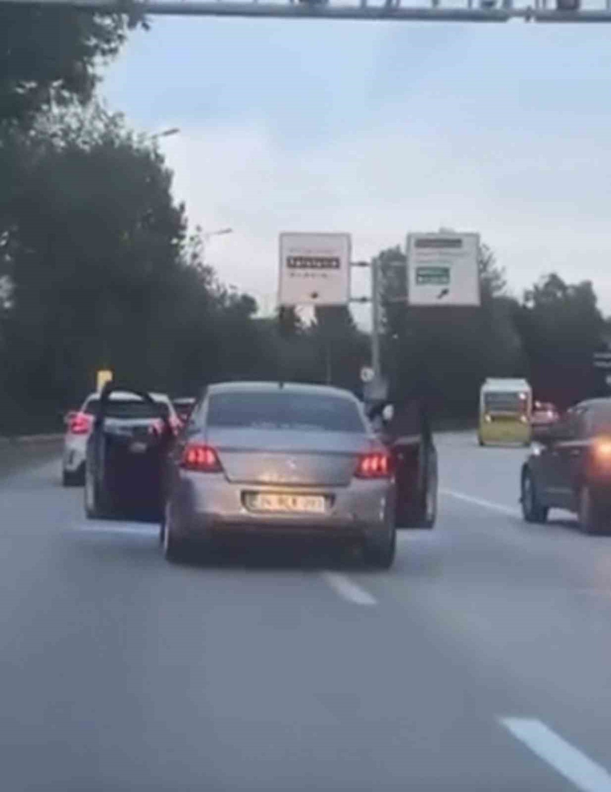 Bursa\'da trafikte akıl almaz anlar: Otomobil iki ön kapısı açık halde ilerledi