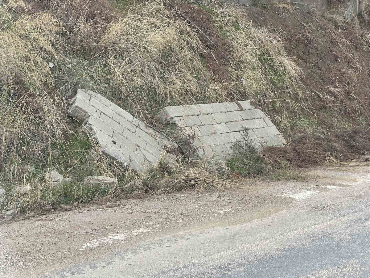 İddiaya göre Bursa Mudanya\'da istinat duvarı yıkıldı, sürücülere tehlike oluşturuyor