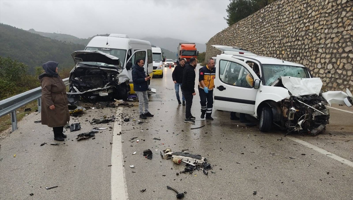 Bursa Osmangazi\'de yolcu minibüsüyle hafif ticari araç çarpıştı, 1 ölü, 10 yaralı var.