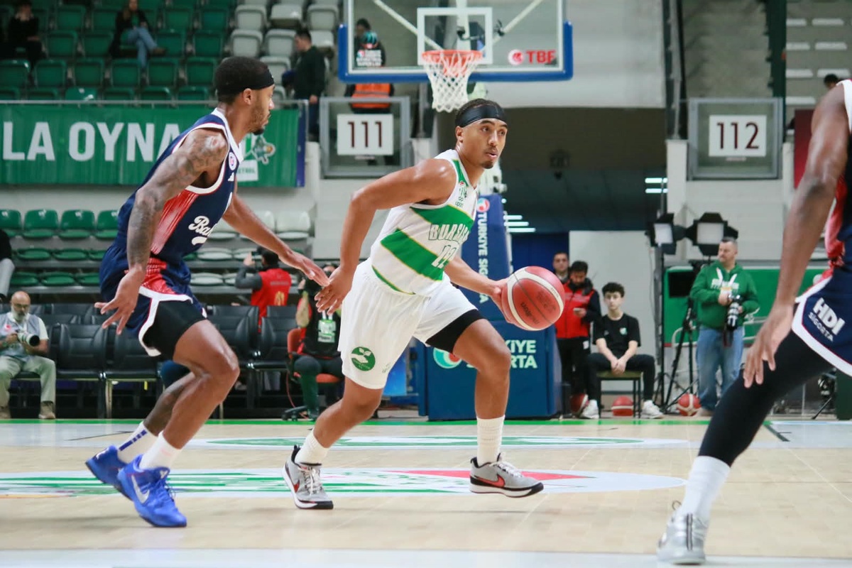 Bursaspor Basketbol, evinde Bahçeşehir Koleji\'ne 90-80 yenilerek 4. haftada kaybetti