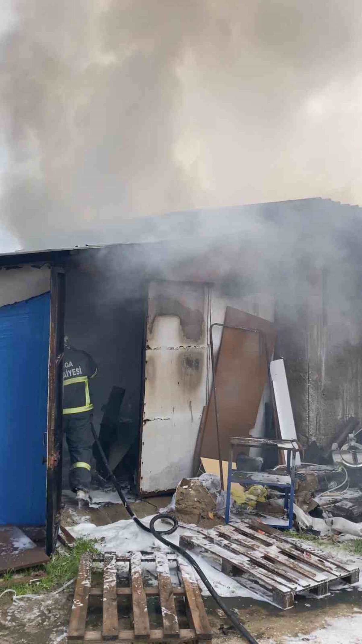 Çanakkale Biga\'da marangoz atölyesindeki yangın söndürüldü, polis inceleme başlattı