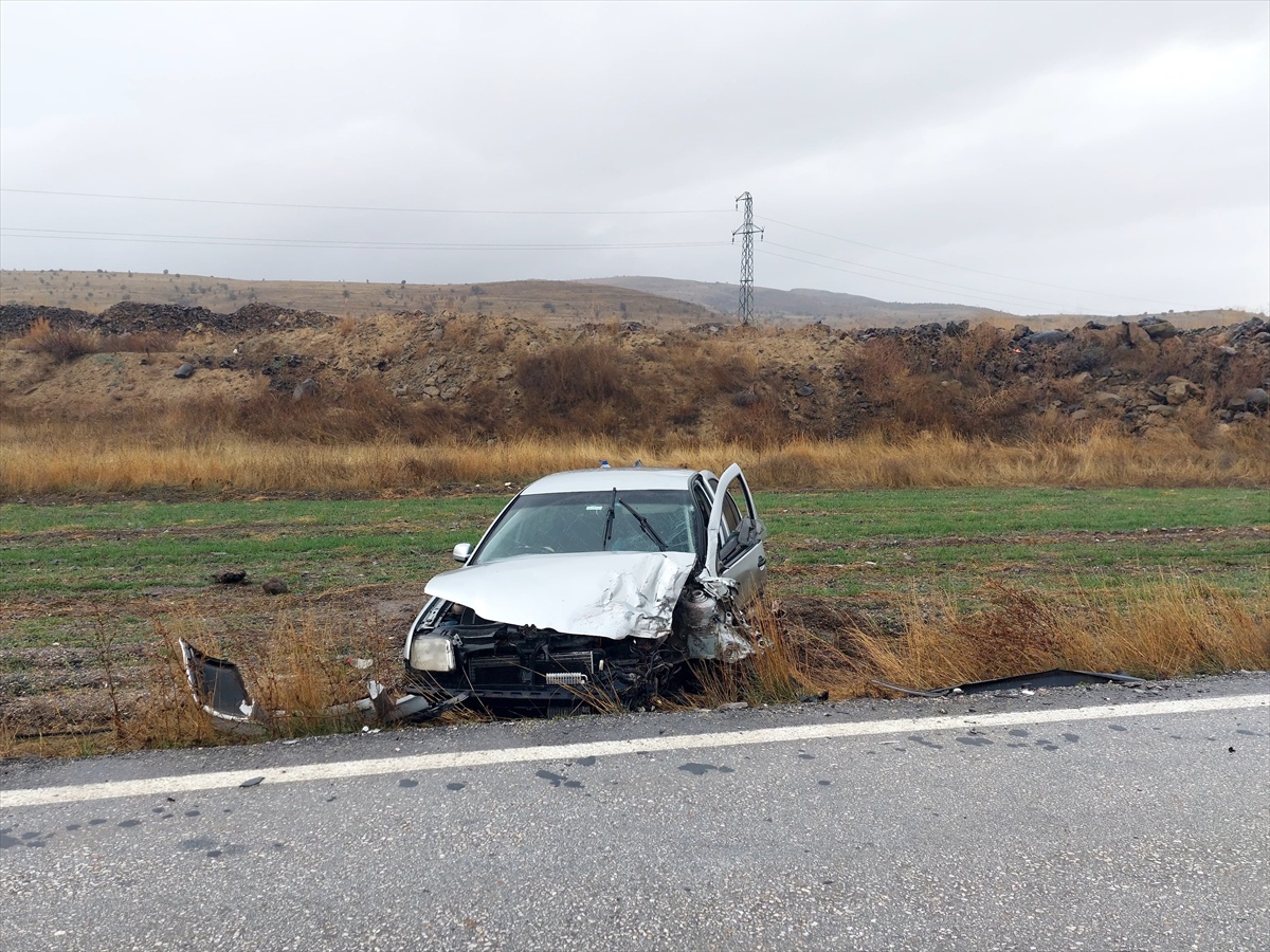 Çankırı Orta\'da iki otomobilin çarpışması sonucu 1 kişi öldü, 4 kişi yaralandı